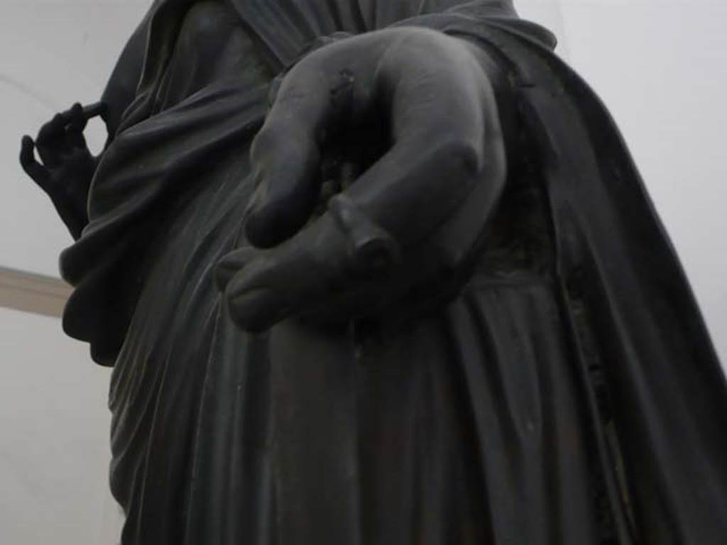 Herculaneum Theatre. May 2010. Detail of hand with ring on statue of Antonia Minore. 
Now in Naples Archaeological Museum. Inventory number 5599.
Photo courtesy of Buzz Ferebee.

Naples%20Museum%20Ferebee%20May%202010%20389