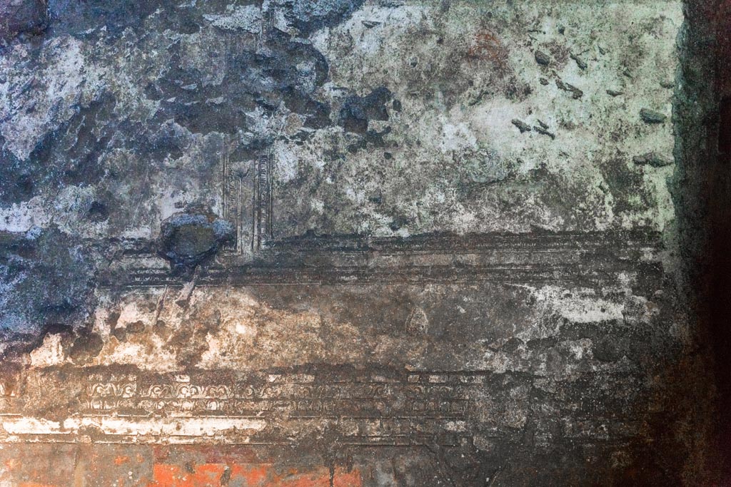 Herculaneum Theatre. October 2023. Galleria della media cavea. Dettaglio di decorazione in finto bugnato del muro esterna delle versurae. 
Gallery of the media cavea. Detail of Faux ashlar decoration of the outer wall of the versurae. Photo courtesy of Johannes Eber. 
See Esposito, D., 2014. La Pittura di Ercolano. Roma: L’erma di Bretschneider, Tav. 30 Fig. 4.
