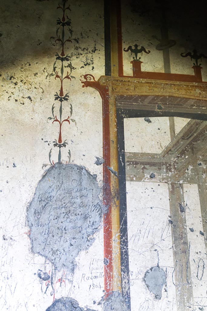 Herculaneum Theatre. October 2023. East Parascenium, detail of decoration on wall of upper part of arch.
Photo courtesy of Johannes Eber.
