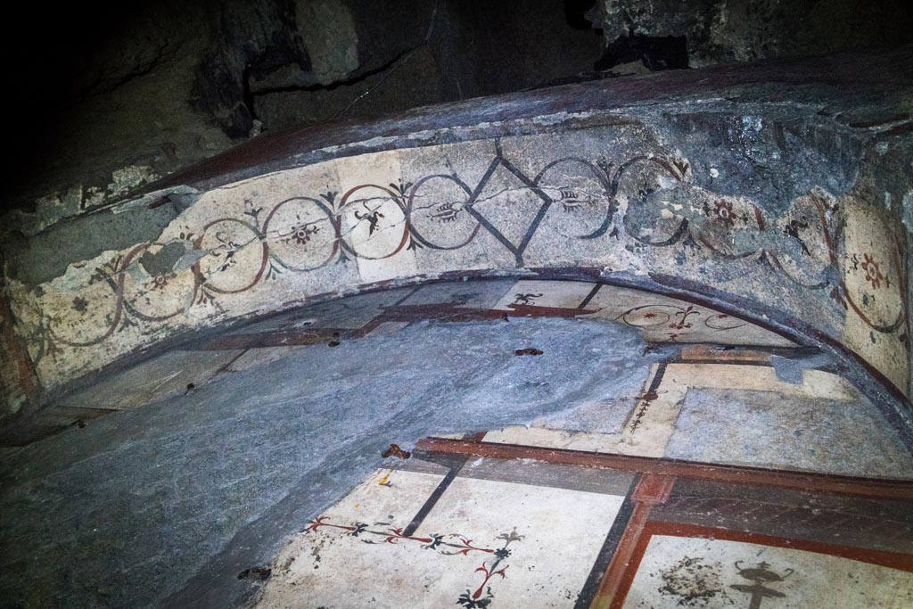 Herculaneum Theatre. October 2023. East Parascenium, detail of decoration in upper part of arch.
Photo courtesy of Johannes Eber.
