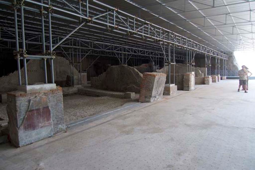 Villa dei Papiri, Herculaneum. July 2010. Looking east across western walkway (a).
From left, corridor (u), room (s), corridor (t), room (f), room (b), room (g), corridor (h), room (i).
Photo courtesy of Michael Binns.
