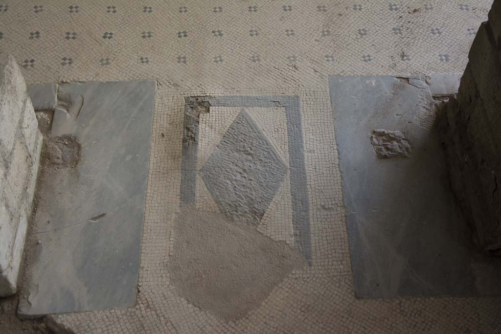 Villa dei Papiri, March 2019. Doorway threshold from room (s) into corridor (t).
Foto Annette Haug, ERC Grant 681269 DÉCOR.
