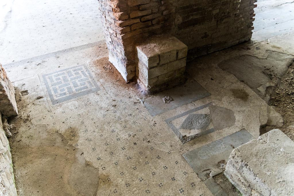 Herculaneum Villa dei Papiri. October 2023. 
Looking south along Corridor (t), on left, with doorway into room (s), on right. Photo courtesy of Johannes Eber. 
