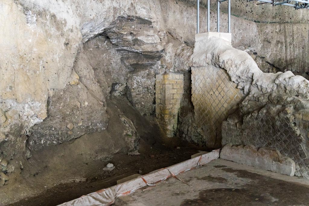 Atrium (c), north-east corner with evidence of the passage of a Bourbon tunnel, which seems to stop at the northern border of the impluvium.
Photo courtesy of Johannes Eber. 
