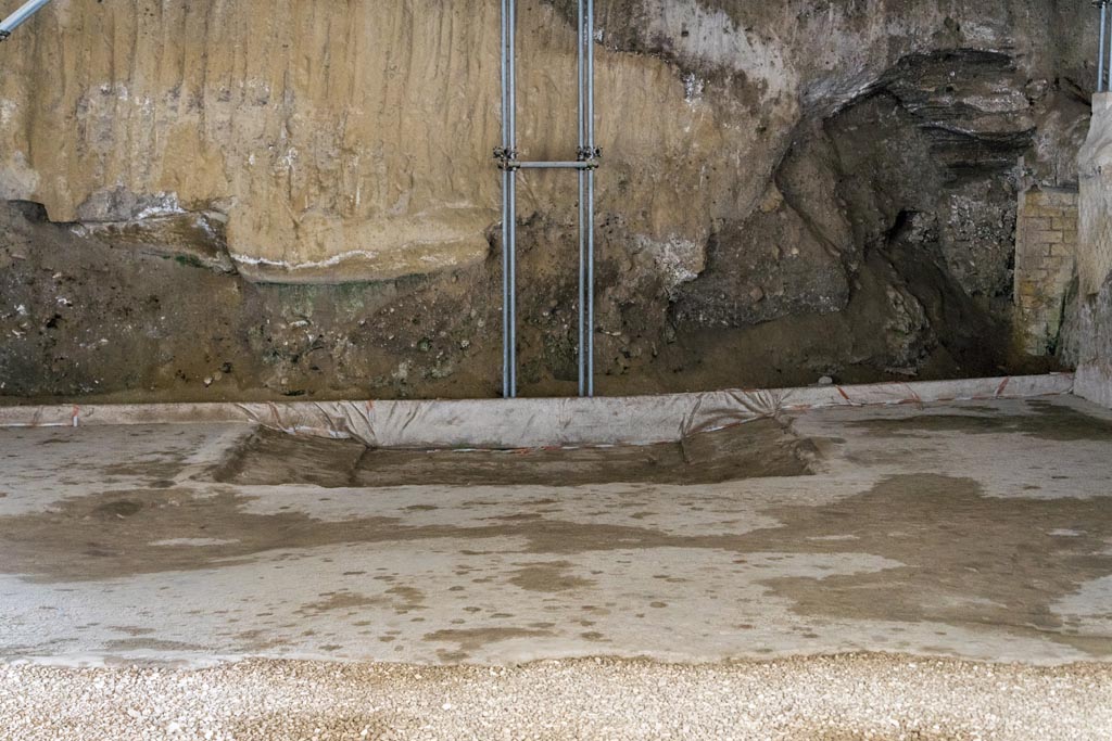 Herculaneum Villa dei Papiri. October 2023. 
Looking north in atrium, room (c), across black tessellated flooring with coloured chippings, towards impluvium. Photo courtesy of Johannes Eber. 
