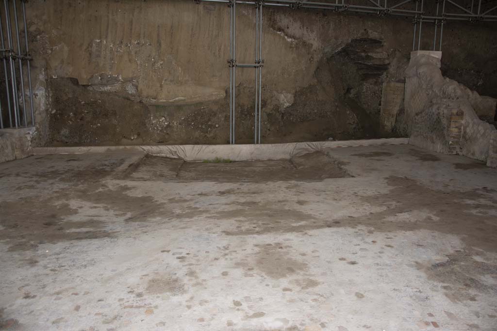 Villa dei Papiri, March 2019. Room (c ), atrium, looking north towards impluvium.
Foto Annette Haug, ERC Grant 681269 DÉCOR.
