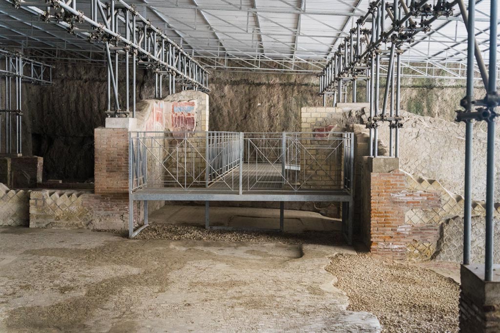 Herculaneum Villa dei Papiri. October 2023. 
Looking across atrium (c) towards east ala (e), with painted decoration in north-east corner. Photo courtesy of Johannes Eber. 
