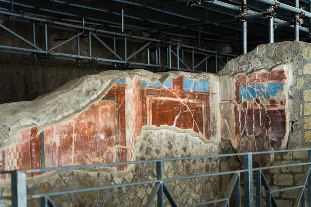 Herculaneum Villa dei Papiri. October 2023. 
Room (e), east ala, with remaining decoration on north wall and north-east corner. Photo courtesy of Johannes Eber. 

