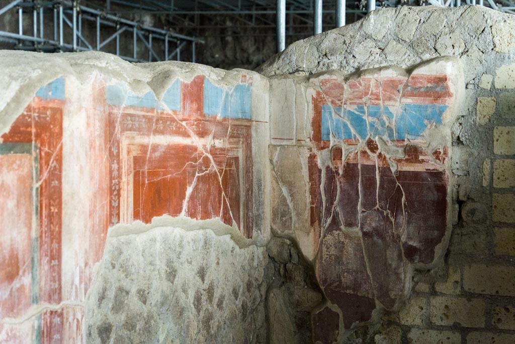 Herculaneum Villa dei Papiri. October 2023. 
North-east corner of ala, room (e), with remains of painted plaster. Photo courtesy of Johannes Eber. 
