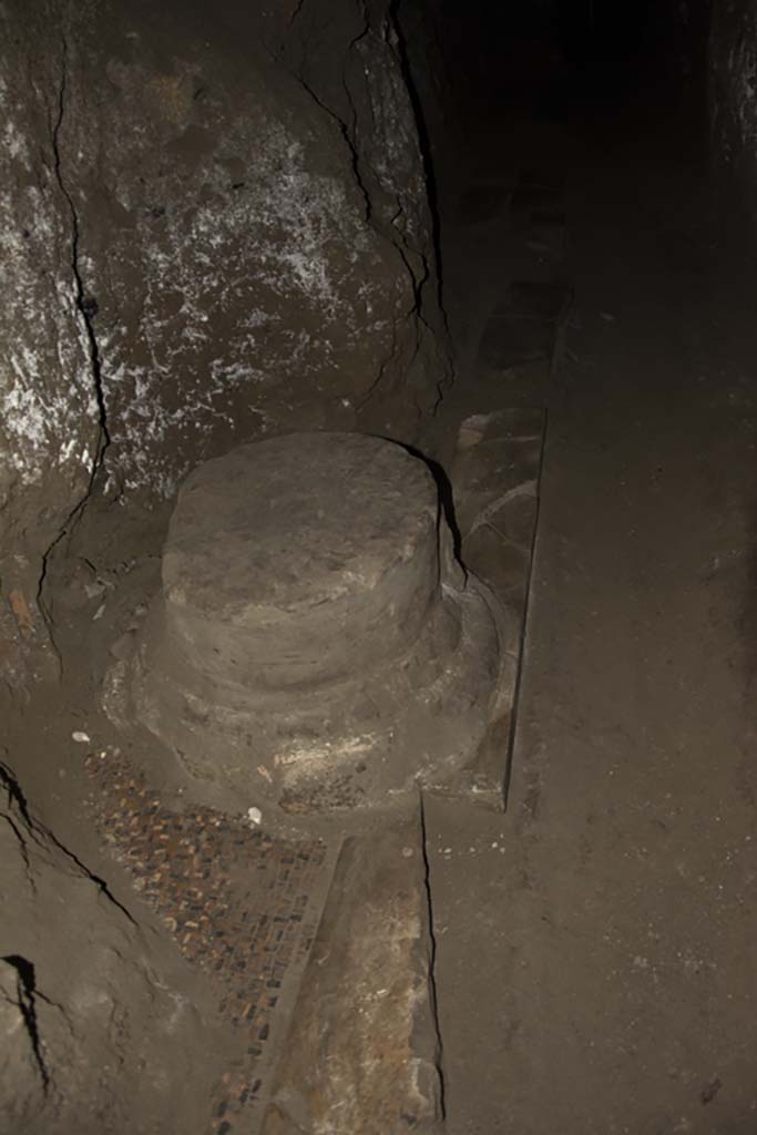 Villa dei Papiri, March 2019. 
Detail from lower wall, flooring and column base in Bourbon tunnel (continuation from above).
Foto Annette Haug, ERC Grant 681269 DÉCOR.
