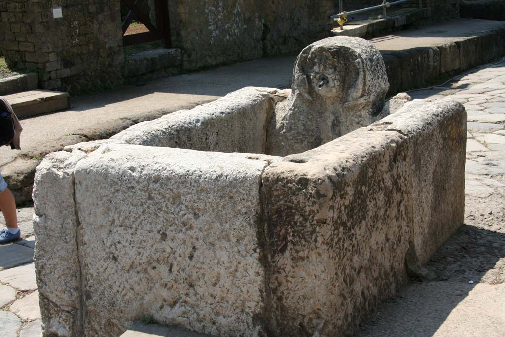 Cardo V Inferiore, Herculaneum. April 2011. 
Fountain on corner of Ins. IV, at junction of Decumanus Inferiore and Cardo V Inferiore, Herculaneum. Looking south-east.
Photo courtesy of Klaus Heese.
