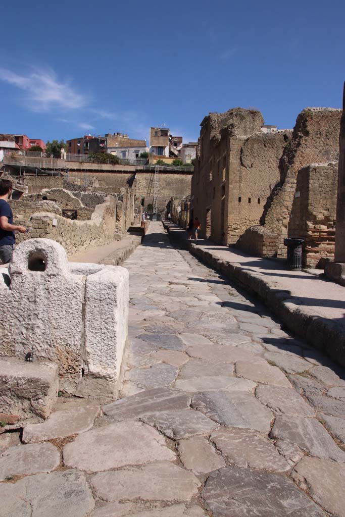 Cardo V, Herculaneum. September 2019. 
Looking north from near the fountain at the junction with Decumanus Inferiore, near IV.15/16..
Photo courtesy of Klaus Heese.
