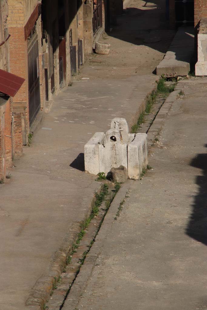 Decumanus Maximus, Herculaneum, September 2017. 
Looking west towards fountain on south side of roadway, from access bridge.
Photo courtesy of Klaus Heese.
