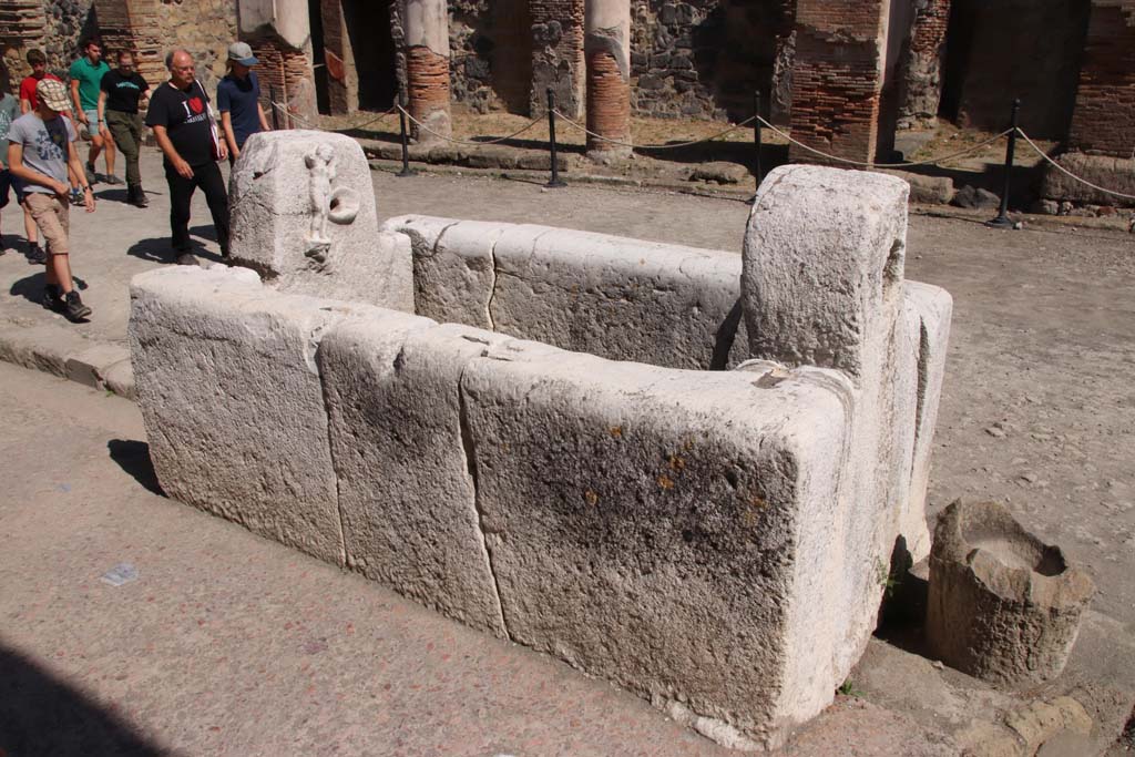 Fountain of Venus, Decumanus Maximus, Herculaneum. September 2019. 
Looking north-west towards fountain. Photo courtesy of Klaus Heese. 