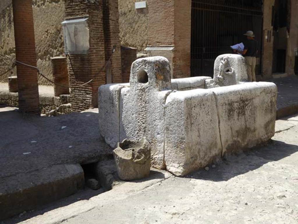 Fountain of Venus, Decumanus Maximus, Herculaneum, July 2015. Looking south-west. Photo courtesy of Michael Binns.