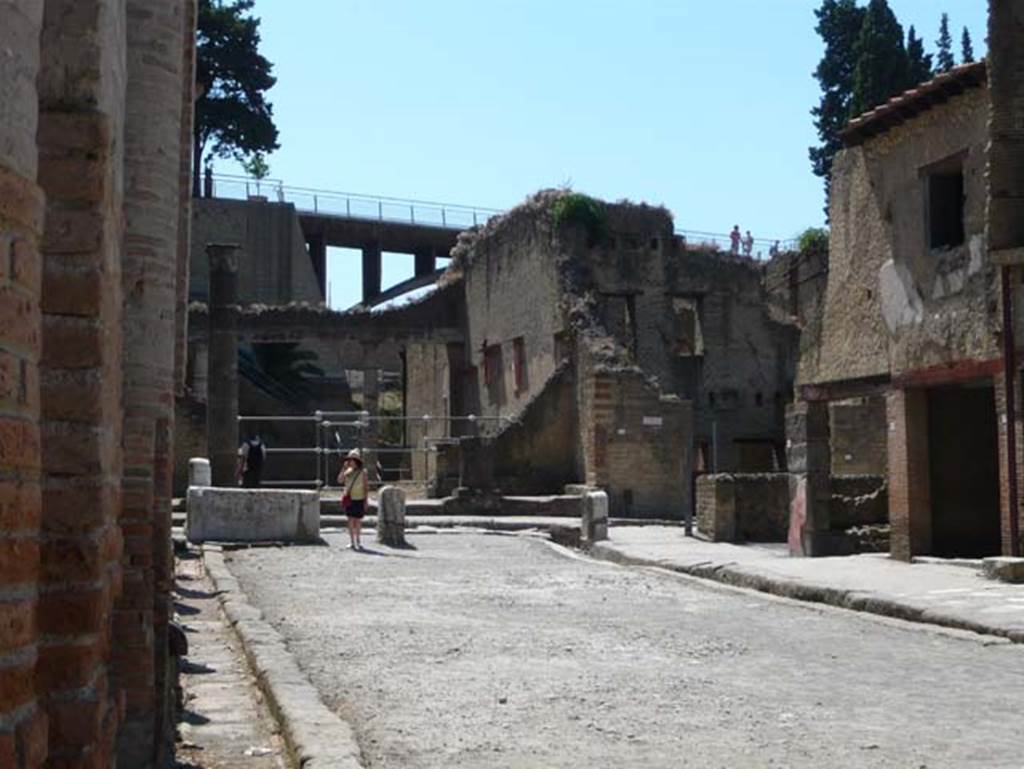 Decumanus Maximus, Herculaneum, August 2013. Looking east towards northern end of Ins. Orientalis II. Photo courtesy of Buzz Ferebee.

