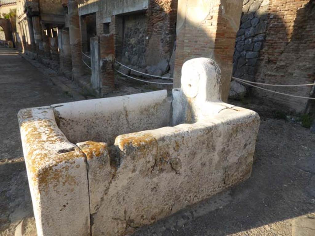 Decumanus Maximus, Herculaneum, September 2015. 
Looking west along north side, from fountain at east side of the Decumanus Maximus.
