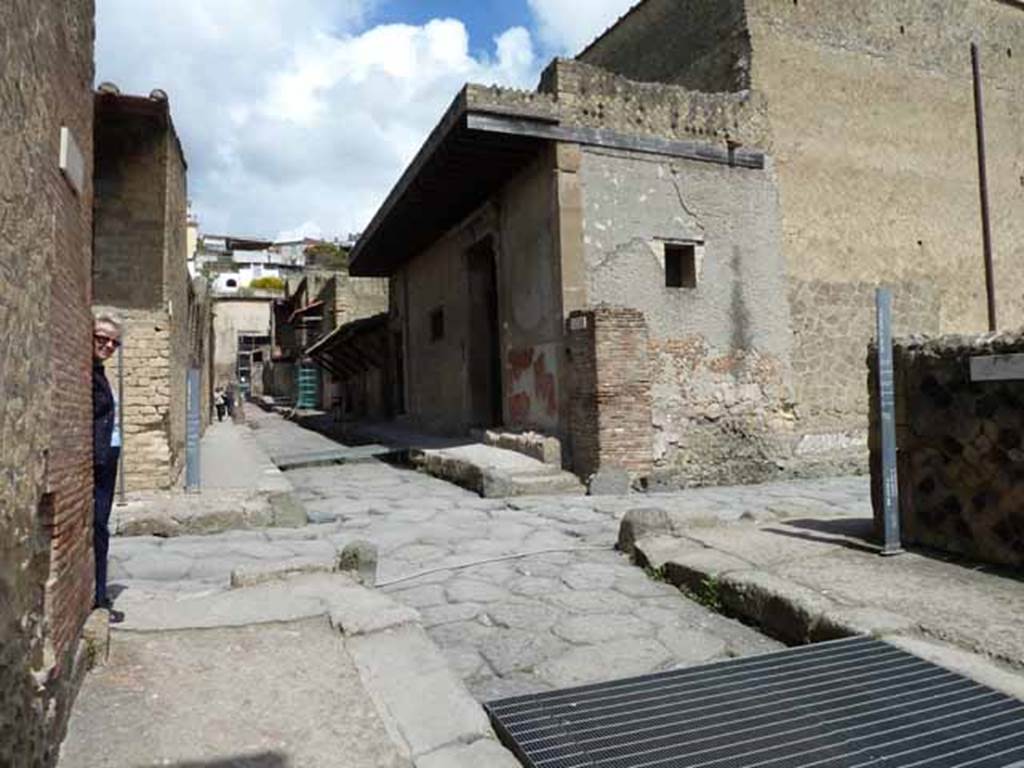 Water tower, Decumanus Inferiore, Herculaneum. May 2010. Decumanus Inferiore Crossroads, looking north along Cardo IV, from Inferiore to Superiore. 
Decumanus Inferiore is the road running from left to right.

201005%20Card%2007%20405