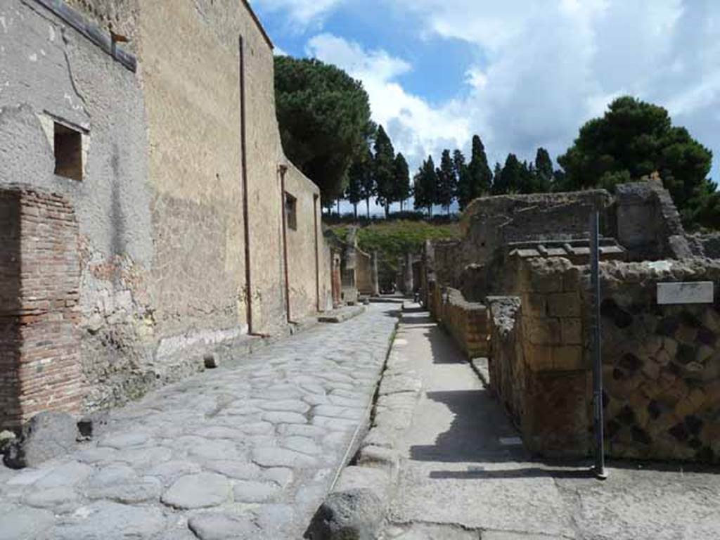 Water tower, Decumanus Inferiore, Herculaneum. May 2010. 
Looking east along Decumanus Inferiore from crossroads with Cardo IV Inferiore and Superiore.
Looking towards Ins. V on left, and Ins. IV on right. 

201005%20Card%2007%20407