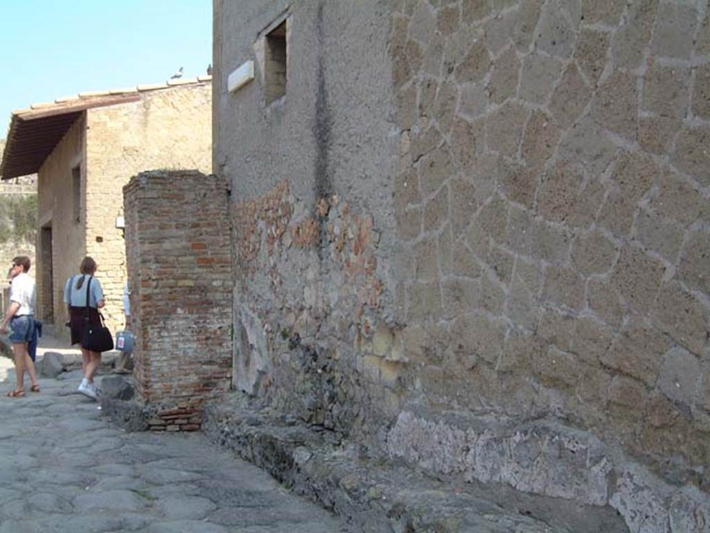 Water tower, Decumanus Inferiore, Herculaneum. May 2001. Looking east towards water tower on the corner of Decumanus Inferiore.
Photo courtesy of Current Archaeology.
