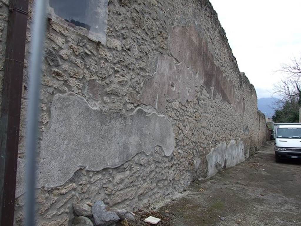 Plaster on side wall of I.16.4. December 2006. Was this the site of the street altar? See Eschebach, L., 1993. Gebudeverzeichnis und Stadtplan der antiken Stadt Pompeji. Kln: Bhlau. (p.76)
