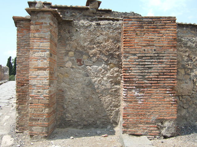 VI.1.13 Pompeii.  North wall, and possible site of street altar.  Photographed 1970-79 by Günther Einhorn, picture courtesy of his son Ralf Einhorn.
