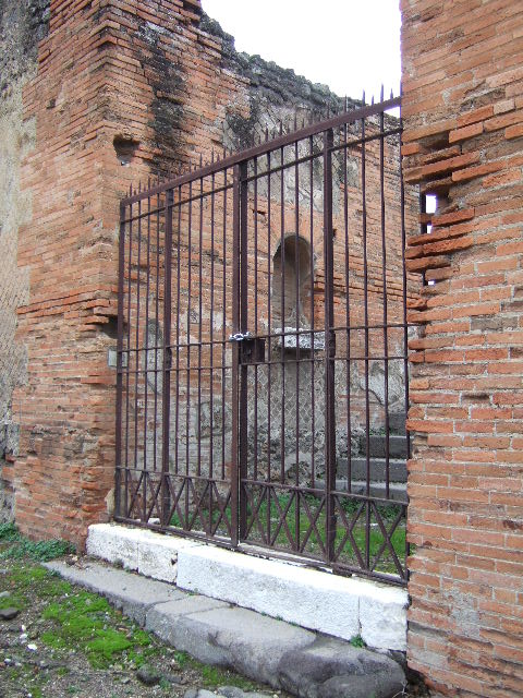 VII.9.42 Pompeii. September 2005. Street altar at south entrance of Macellum 