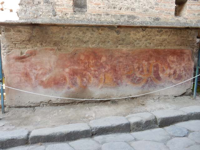 VII.11.13  Pompeii. December 2005. Painted street altar on outside wall.   