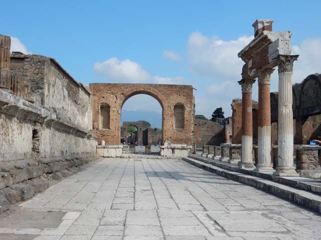 Arch at North East End of the Forum. December 2005. North side with fountains. Looking south through arch from Via del Foro.