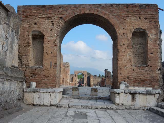 Arch at North East End of the Forum. December 2007. Paved area in front of the arch and along the side of the Temple of Jupiter.