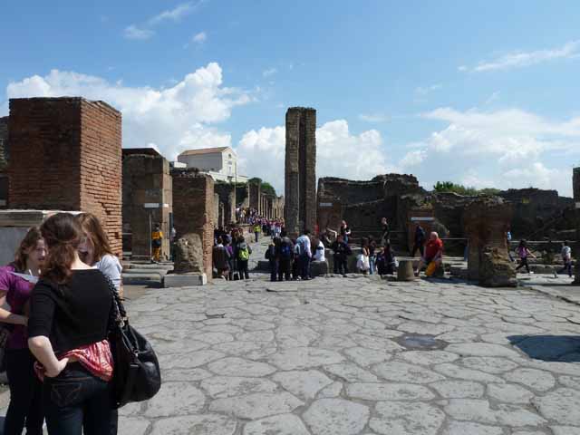 Arch of Marcus Holconius Rufus. June 2010. Looking west along Via dell’Abbondanza through arch. Photo courtesy of Rick Bauer.