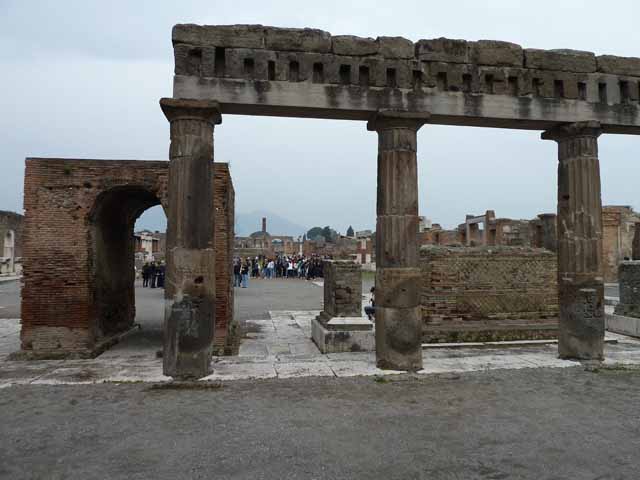 Arched monument at south end of Forum. 7th November 1948. South side, looking north through the colonnade of Popidius. Photo courtesy of Rick Bauer.