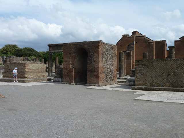 Arched monument at south end of Forum. May 2010. Arched monument of Augustus with statue bases for Claudius (right) and Agrippina (left).