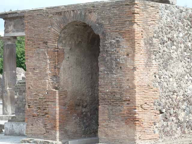 Arched monument at south end of Forum. March 2009. North side, looking south-west.