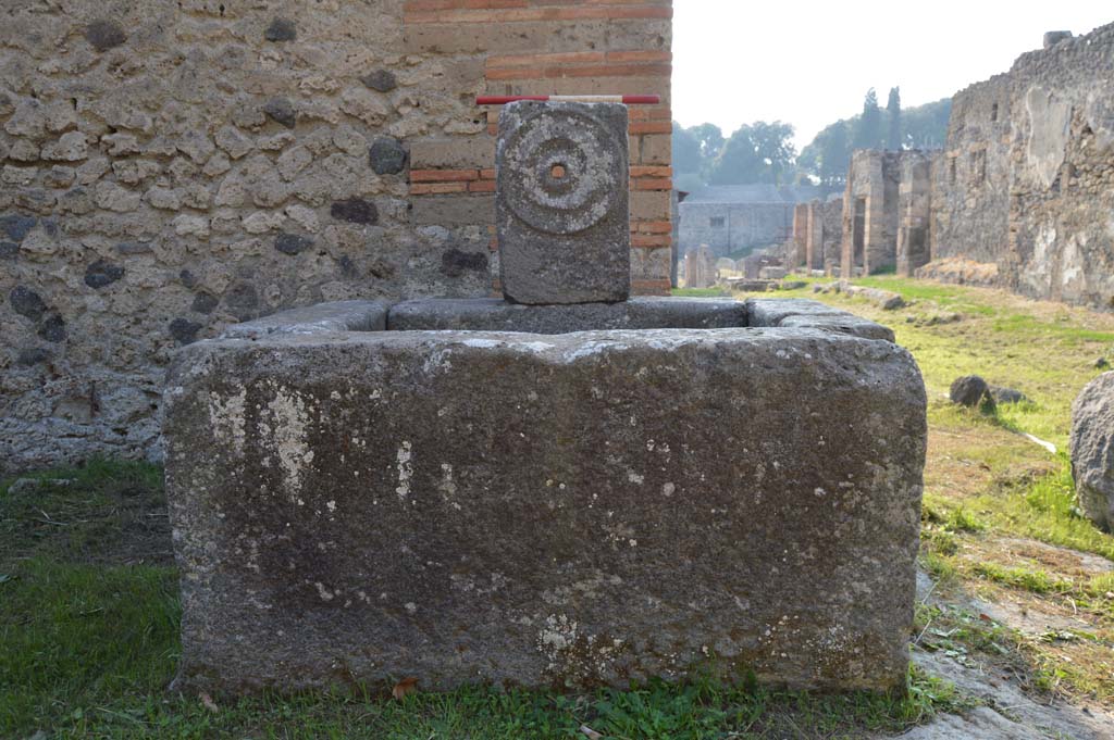 Fountain at 1.5.2, Pompeii. October 2017. East front side of fountain.
Foto Taylor Lauritsen, ERC Grant 681269 DCOR.
