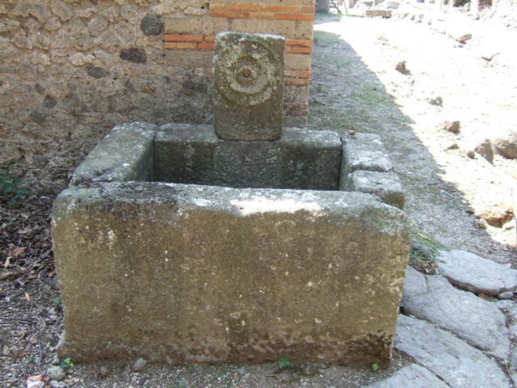 Fountain outside I.5.2, Pompeii. September 2005. Relief of patera or plate.