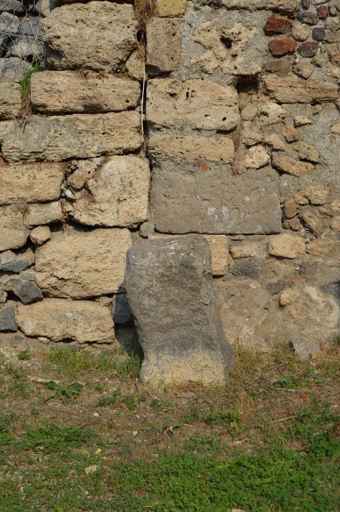 Fountain at 1.5.2, Pompeii. October 2017. Stone in road on east side of Vicolo del Citarista opposite the fountain.
Foto Taylor Lauritsen, ERC Grant 681269 DCOR.

