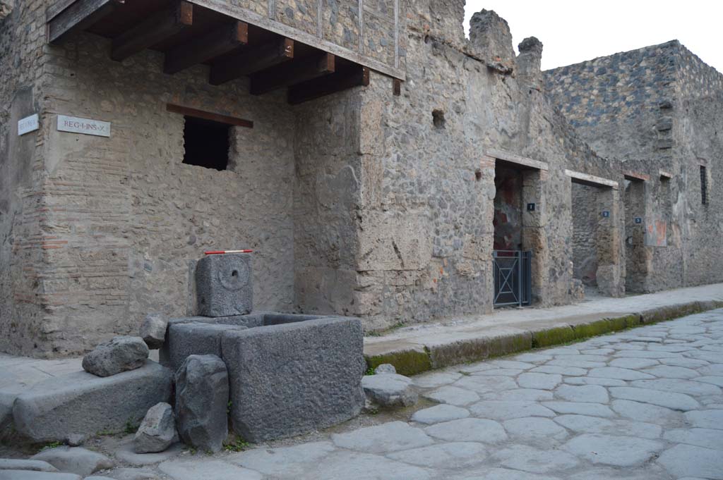Fountain at I.10.1 Pompeii. October 2017. East and North sides of the fountain.
Foto Taylor Lauritsen, ERC Grant 681269 DCOR.
