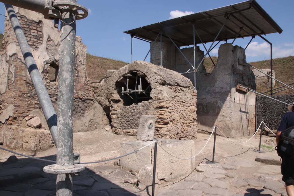 Pompeii Fountain at V.8. September 2021. 
Fountain, Well, Water Tower and street shrine, at crossroads of Vicolo delle Nozze d’Argento and Vicolo dei Balconi. Photo courtesy of Klaus Heese.

