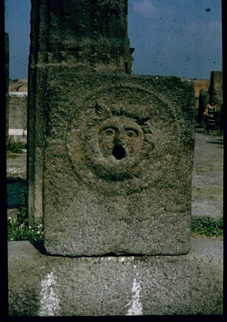 Outside VIII.2.11, Pompeii. Face of gorgon on fountain on Via delle Scuole.
Photographed 1970-79 by Gnther Einhorn, picture courtesy of his son Ralf Einhorn.


