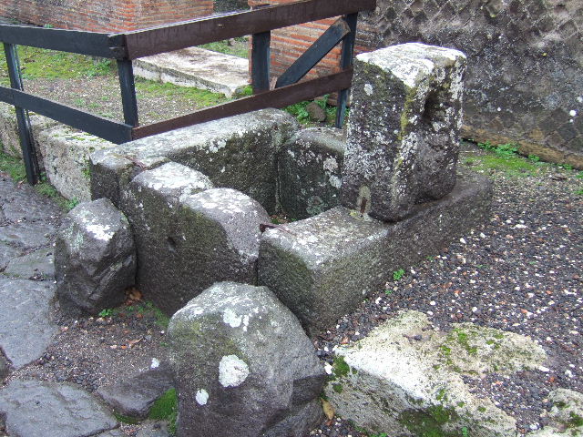 Fountain at VIII.2.29. December 2005. Relief of bull or ox, looking south-west.