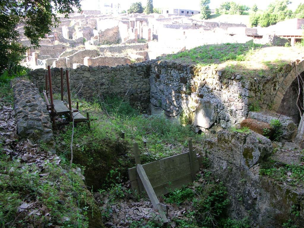 Porta Stabia, Pompeii. May 2010. Upper west side, looking north, continuation from above. Photo courtesy of Ivo van der Graaff.