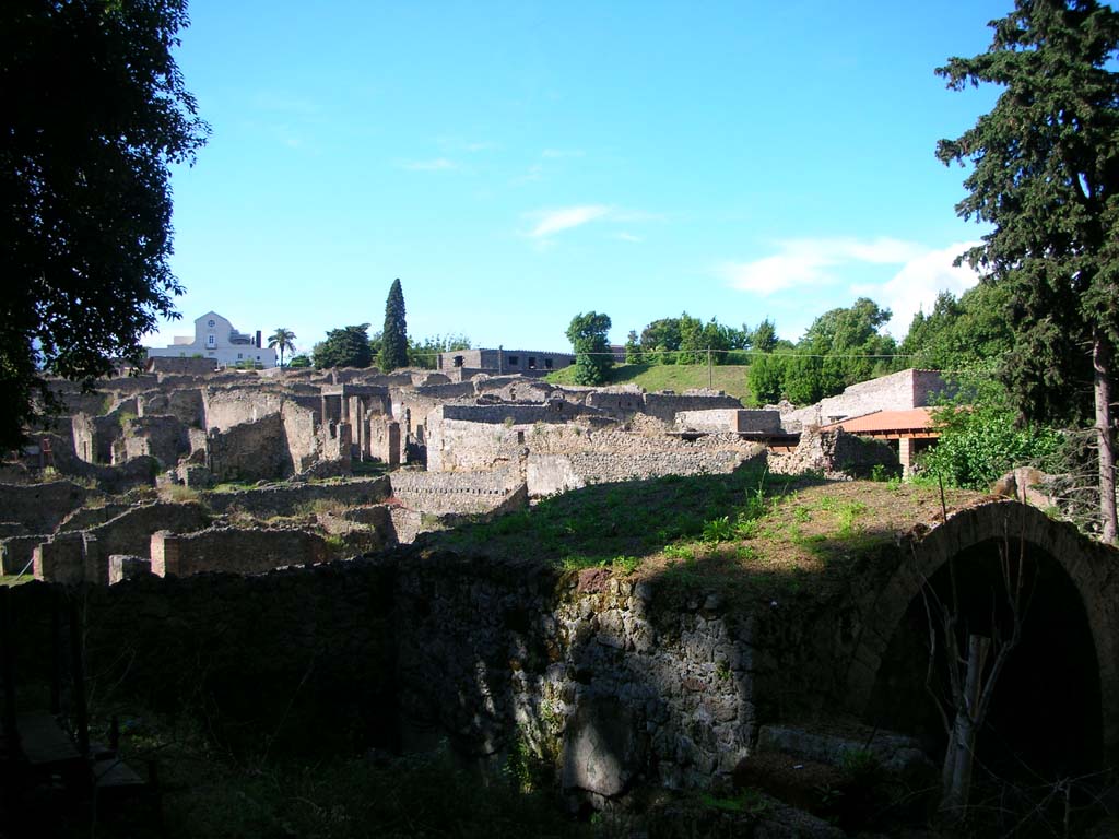 Porta Stabia, Pompeii. May 2010. Looking north-east towards Reg. I, from upper west side. Photo courtesy of Ivo van der Graaff