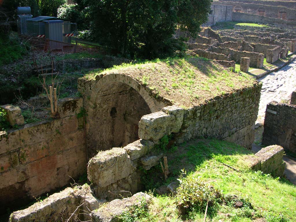 Porta Stabia, Pompeii. May 2010. 
Looking north-west towards upper vault of gate, from upper east side. Photo courtesy of Ivo van der Graaff.

