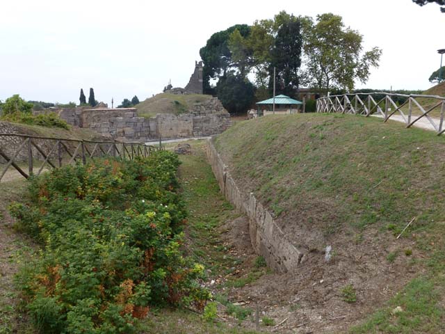 Pompeii. Vesuvian Gate. December 2005. Looking south across area C and through gate.