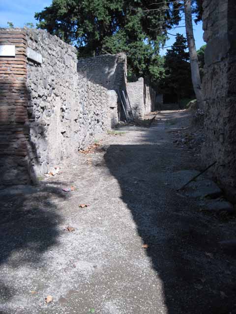 I.1.10 Pompeii. September 2005. Street altar near I.1.10.