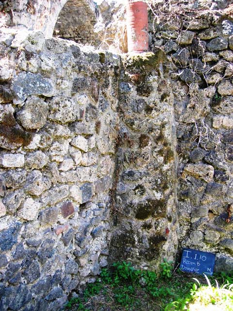 I.1.10 Pompeii. September 2010. Looking south onto unnamed vicolo and city walls, through entrance doorway. Photo courtesy of Drew Baker.
.