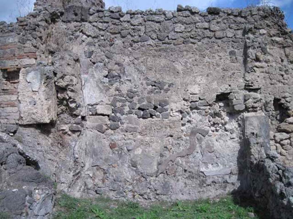 1.2.3 Pompeii. September 2010. Rear (east) wall of triclinium. Photo courtesy of Drew Baker.