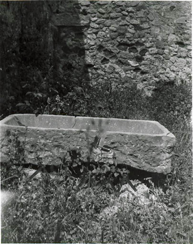 I.2.3 Pompeii. 1935 photo taken by Tatiana Warscher. Warscher described this photo as –
I.2.3 “una vasca di lava trovata nel triclinio (h). Forse essa serviva per la coltivazione dei fiori”.
See Warscher T., 1935. Codex Topographicus Pompeianus: Regio I.2. (no.12), Rome: DAIR, whose copyright it remains.   
(translation: 1.2.3 “a lava basin found in triclinium (h). Perhaps it was used for the cultivation of flowers”.)
