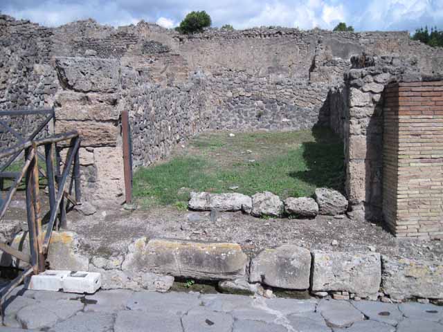 1.2.5 Pompeii. September 2010. Looking east across shop, from entrance.
Photo courtesy of Drew Baker